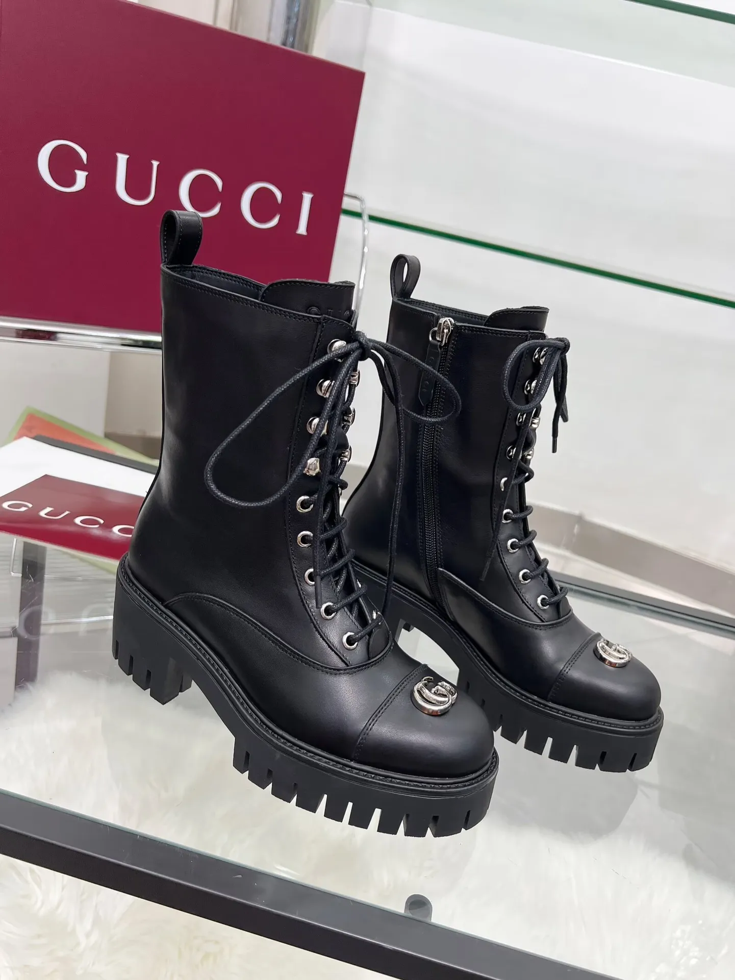 👟👟Ex-factory price 660👟👟 New version of Gucci GUCCI hot sale✅Ankle boots 🎉Very easy to match👍Specially showing retro British style, advanced 3D printing, front Gucci buckle decoration💎LOGO✅ Fabric: imported cowhide🐂 Inner/foot pads: cow lining Color: black green Size: 35-42 {2 heads need to be customized} Heel height: 5cm TPU outsole Packing: Comes with card and cloth bag.